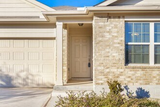 213 Andesite Trl in Buda, TX - Foto de edificio - Building Photo