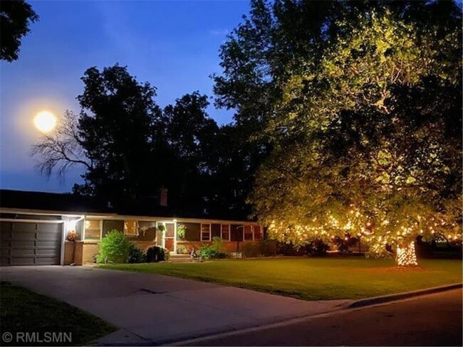 1952 Oak Knoll Dr in White Bear Lake, MN - Building Photo - Building Photo