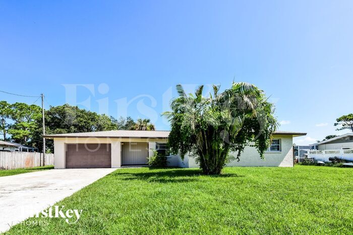 656 Canal Dr in North Fort Myers, FL - Building Photo