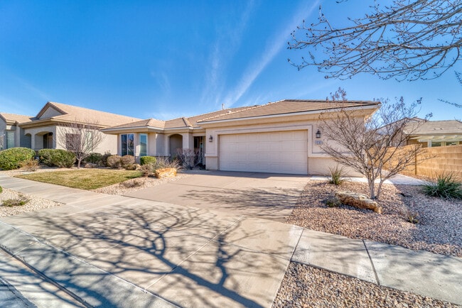 4593 S Flaming Arch Dr in Saint George, UT - Building Photo - Building Photo
