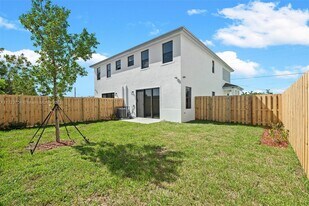 22021 SW 114th Ave in Goulds, FL - Building Photo