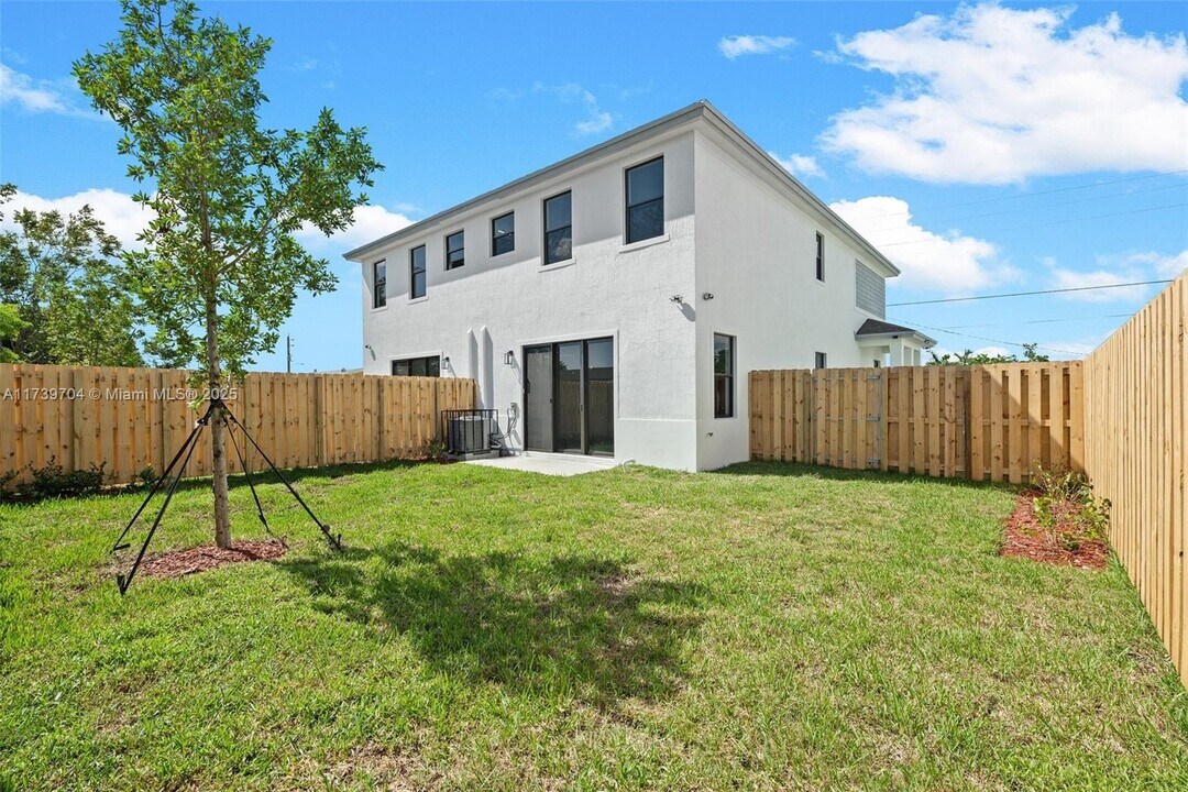 22021 SW 118th Ave in Goulds, FL - Building Photo