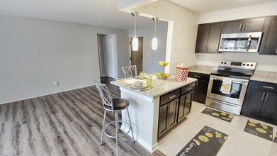 Westwood Meadows in Westlake, OH - Foto de edificio - Building Photo