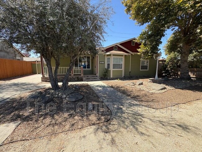 1085 E Academy Ave in Tulare, CA - Building Photo - Building Photo