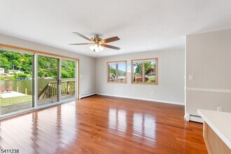 18 W River Styx Rd in Hopatcong, NJ - Building Photo - Building Photo