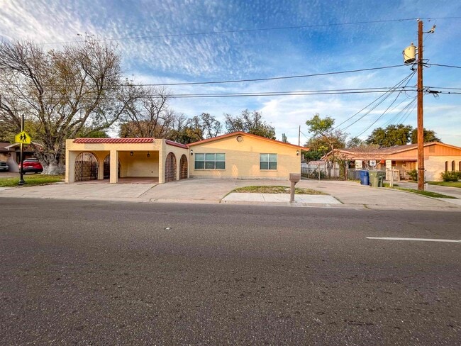 2504 Clark Blvd in Laredo, TX - Building Photo - Building Photo