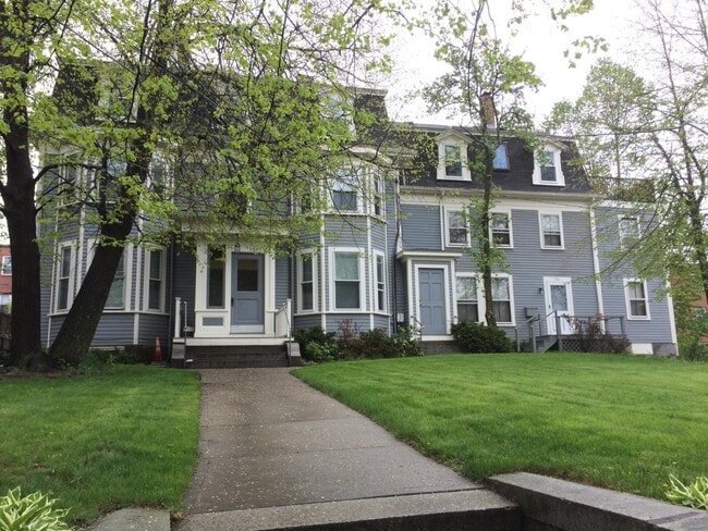 55 Monastery Rd, Unit 1 in Boston, MA - Foto de edificio - Building Photo