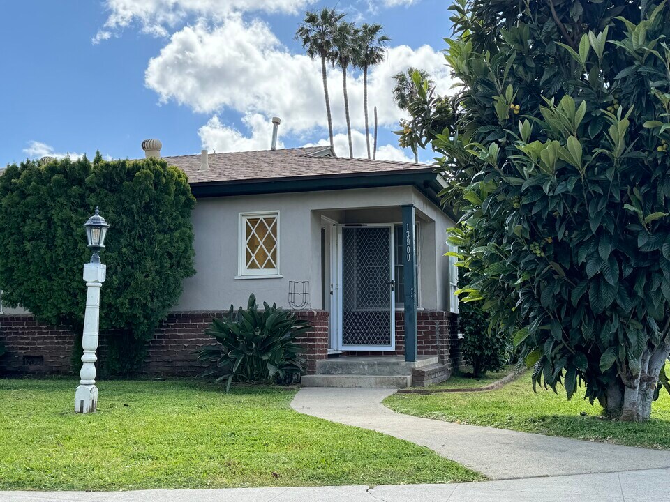 13900 Burbank Blvd in Los Angeles, CA - Building Photo