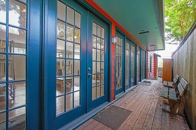 108 W 10th 1/2 St in Houston, TX - Building Photo - Building Photo