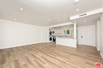 8454 Hanna Ave in Los Angeles, CA - Foto de edificio - Building Photo