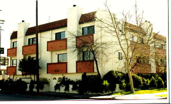 8516 Cadillac Ave in Los Angeles, CA - Building Photo