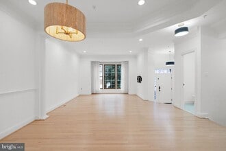 1038 Grand Oak Way in Rockville, MD - Building Photo - Building Photo