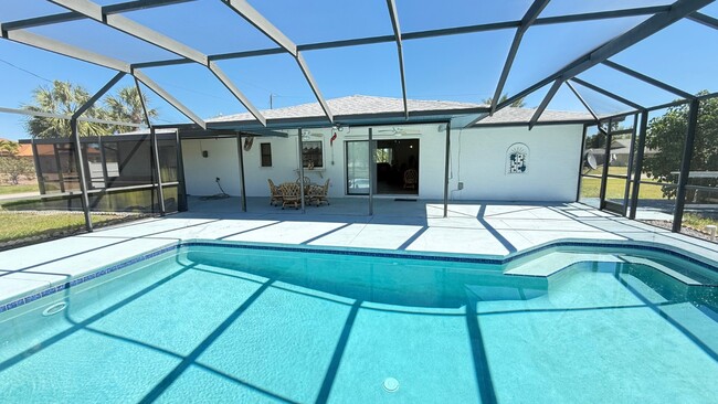 18161 Interlochen Ln in Alva, FL - Foto de edificio - Building Photo