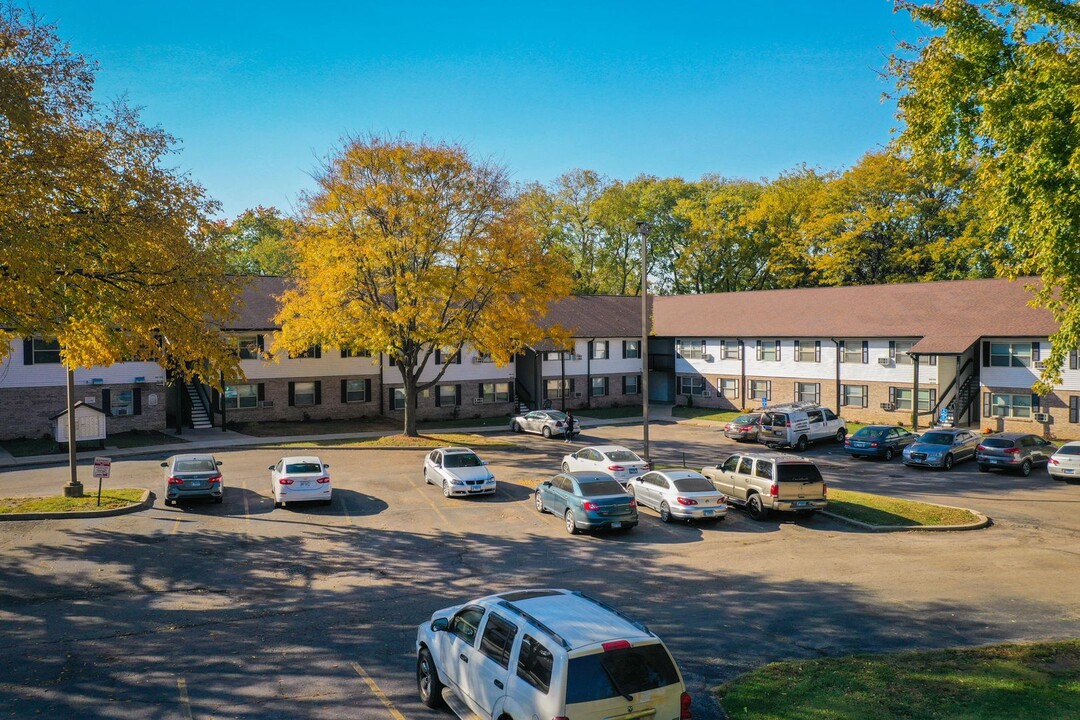 Hershey Manor Apartments in Rockford, IL - Building Photo