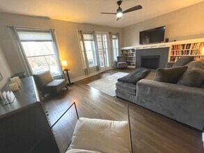 1057 W Columbia Ave in Chicago, IL - Building Photo - Building Photo