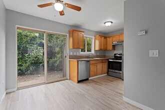 4137 NE 82nd Ave in Portland, OR - Building Photo - Building Photo
