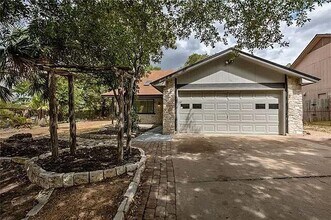 7801 Coldstream Dr in Austin, TX - Foto de edificio - Building Photo