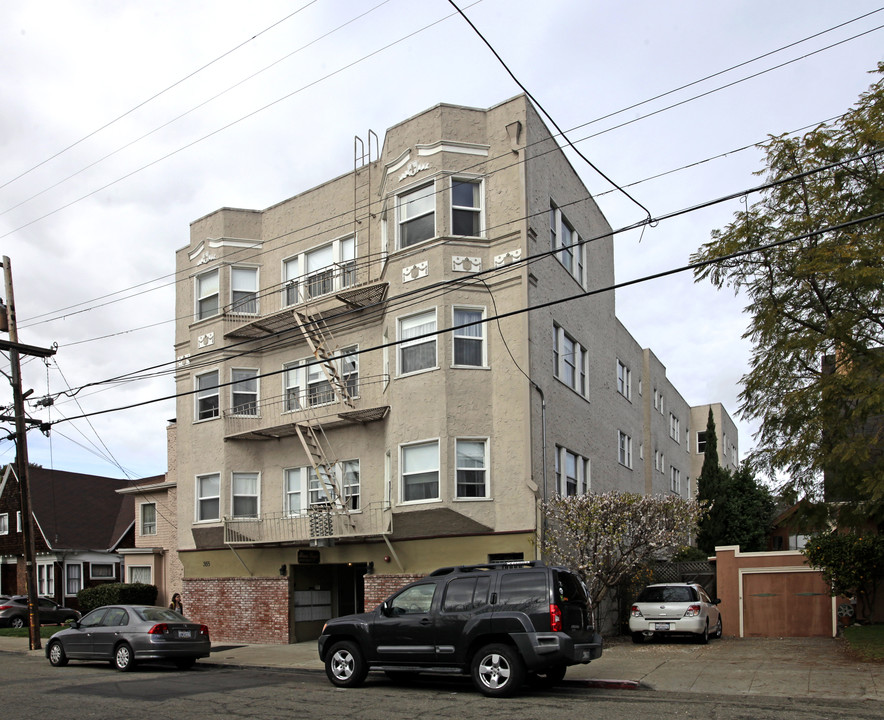 Mira Lago Apartments in Oakland, CA - Building Photo