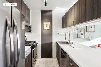 350 W 50th St in New York, NY - Building Photo - Building Photo