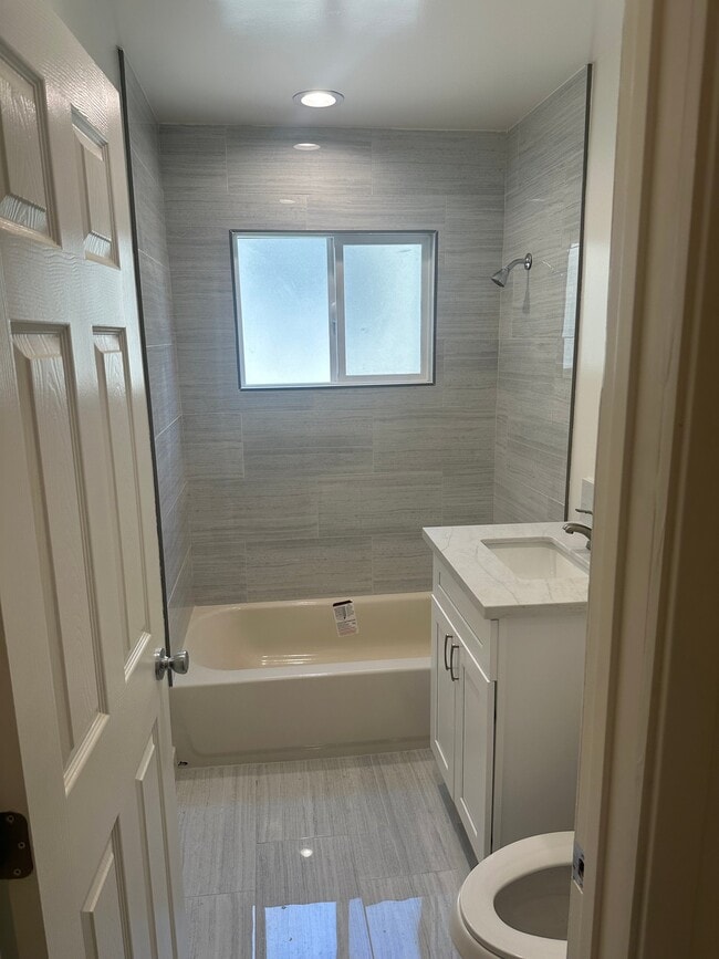 415 Loma Dr, Unit L3