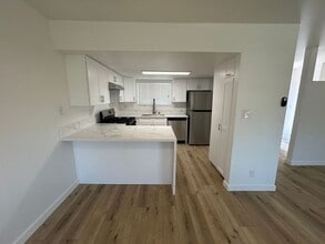 10237 Tujunga Canyon Blvd in Los Angeles, CA - Building Photo - Building Photo