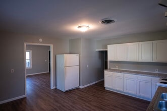 324 W Washington St in Flora, IL - Building Photo - Building Photo
