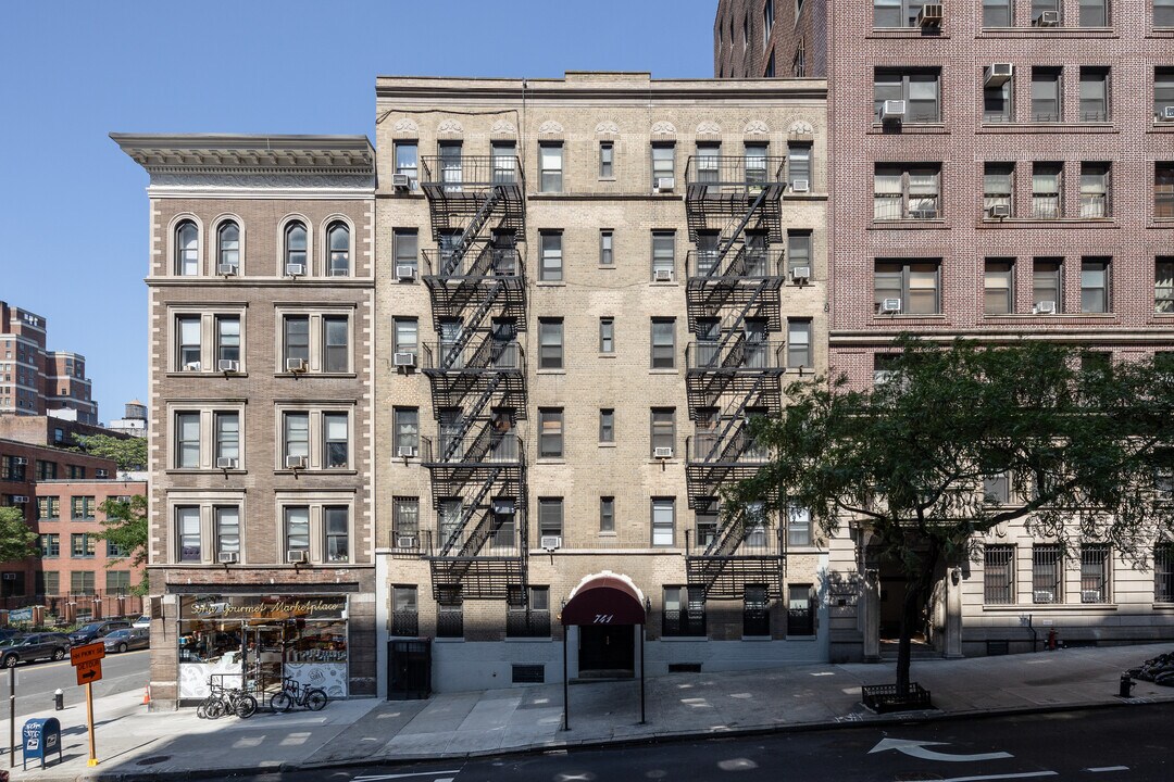741 West End Ave in New York, NY - Foto de edificio