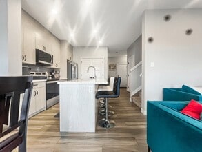 7552 Creighton Pl SW in Edmonton, AB - Building Photo - Building Photo