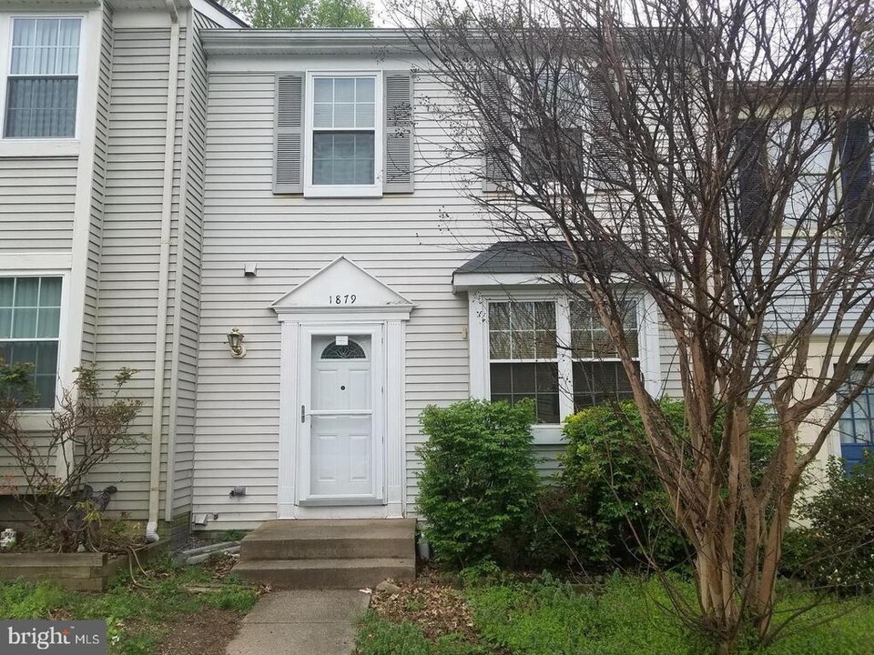 1879 Heather Glen Ct in Woodbridge, VA - Building Photo