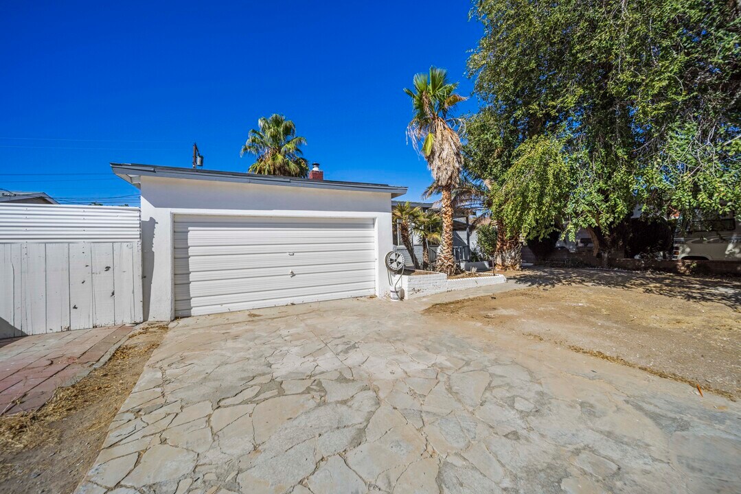 44335 Kirkland Ave in Lancaster, CA - Building Photo