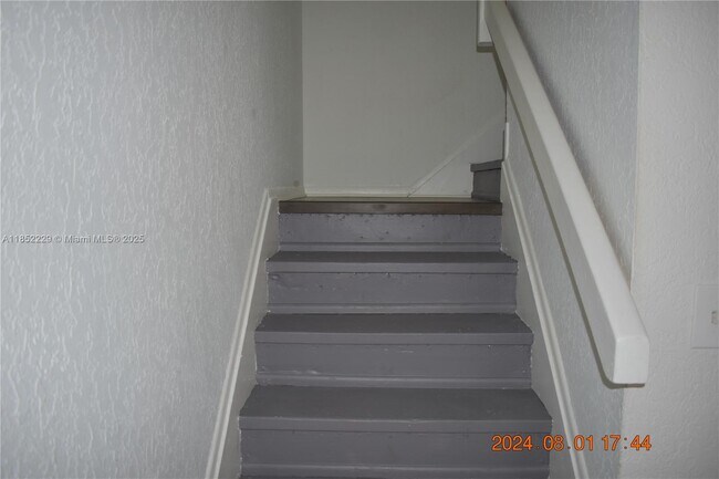 5808 NW 21st St in Lauderhill, FL - Foto de edificio - Building Photo