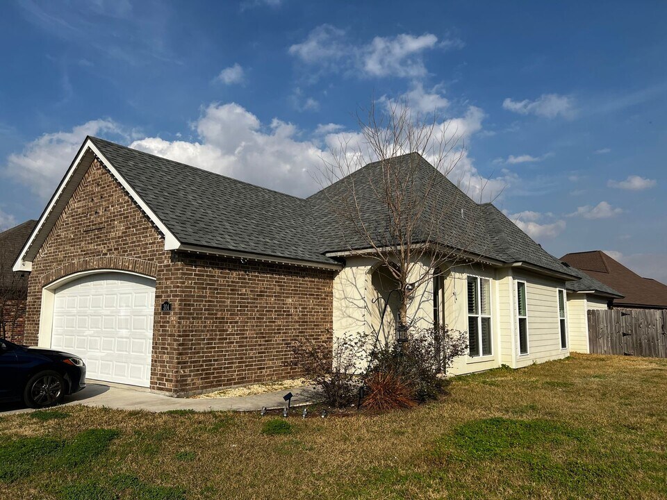 304 Adry Ln in Youngsville, LA - Building Photo
