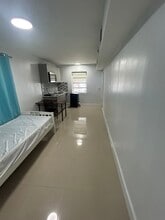 2463 Lincoln St, Unit C in Hollywood, FL - Foto de edificio - Building Photo