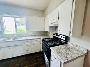 215 Miriam Dr in Waterloo, IA - Building Photo - Building Photo