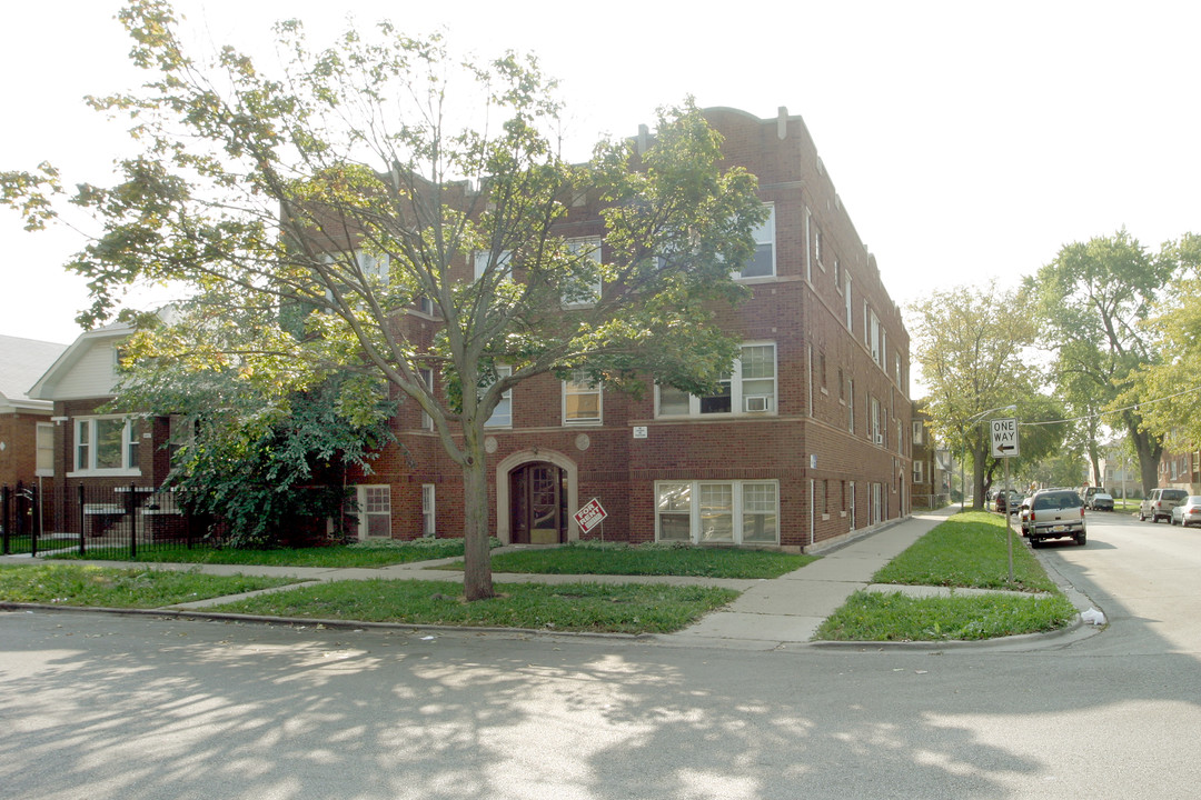 4957 W Schubert Ave in Chicago, IL - Foto de edificio