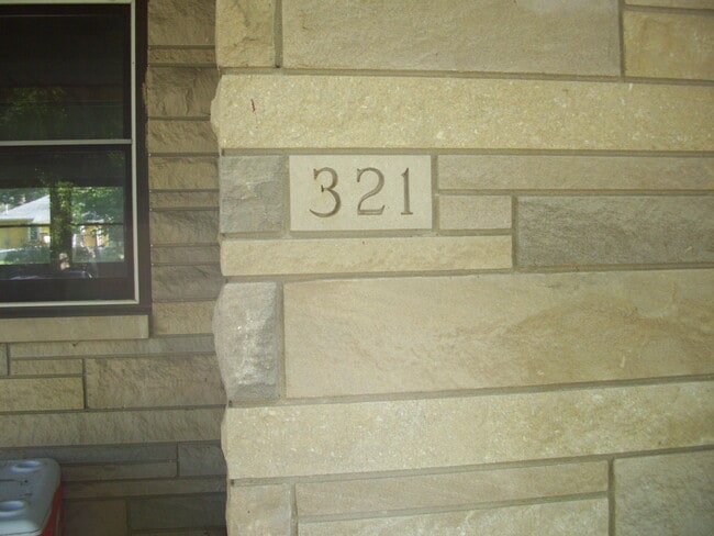 321 E Wylie St in Bloomington, IN - Foto de edificio - Building Photo