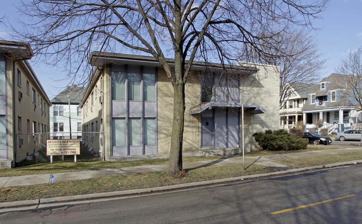 1945 N Oakland Ave in Milwaukee, WI - Building Photo