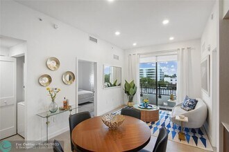 2001 Hollywood Blvd in Hollywood, FL - Building Photo - Building Photo