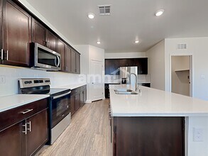 5624 Blue Wonder St in North Las Vegas, NV - Foto de edificio - Building Photo