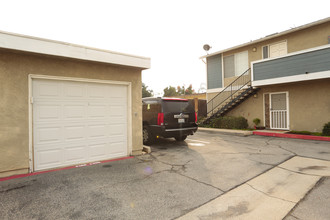 320-328 W Mountain View Ave in La Habra, CA - Building Photo - Building Photo