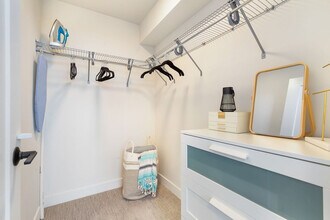 65 W Dravus St, Unit SI ID1035898P in Seattle, WA - Building Photo - Building Photo