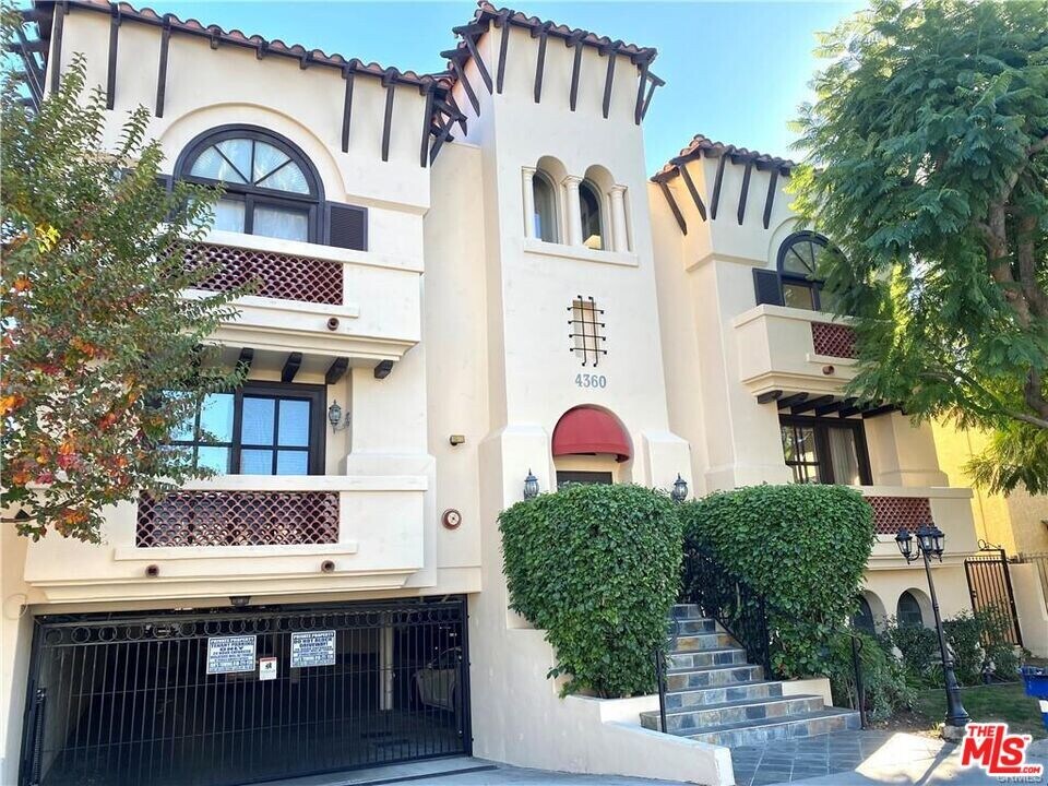 4360 Ventura Canyon Ave in Los Angeles, CA - Building Photo