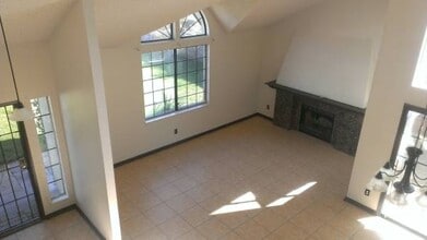 5390 Meredith Ave in Palmdale, CA - Foto de edificio - Building Photo