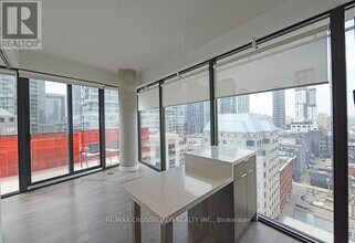 215 Queen St W in Toronto, ON - Building Photo - Building Photo