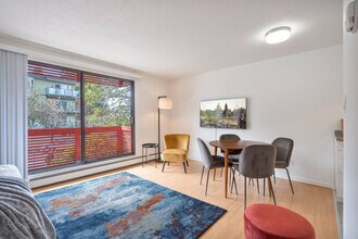 1190 W 10th Ave in Vancouver, BC - Building Photo - Building Photo