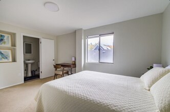 431 31st Ave E, Unit Upstairs in Seattle, WA - Foto de edificio - Building Photo