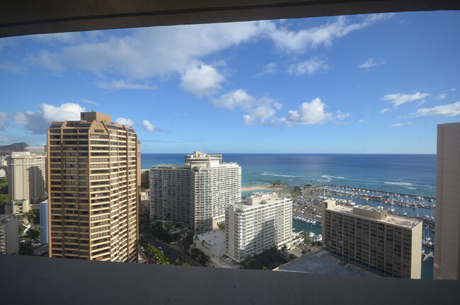 1700 Ala Moana Blvd in Honolulu, HI - Building Photo - Building Photo