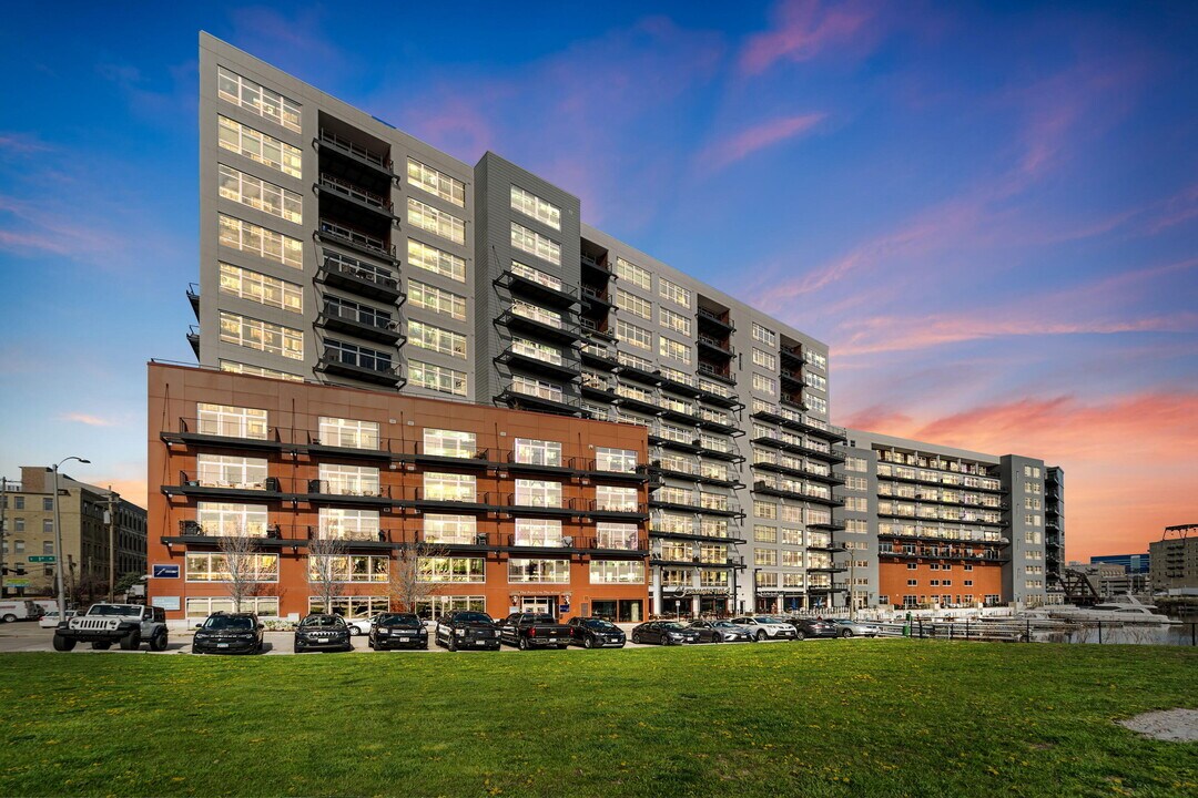 106 W Seeboth St in Milwaukee, WI - Building Photo
