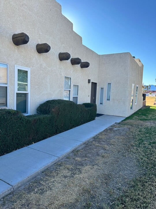 2835 Country Club Dr in Bullhead City, AZ - Building Photo