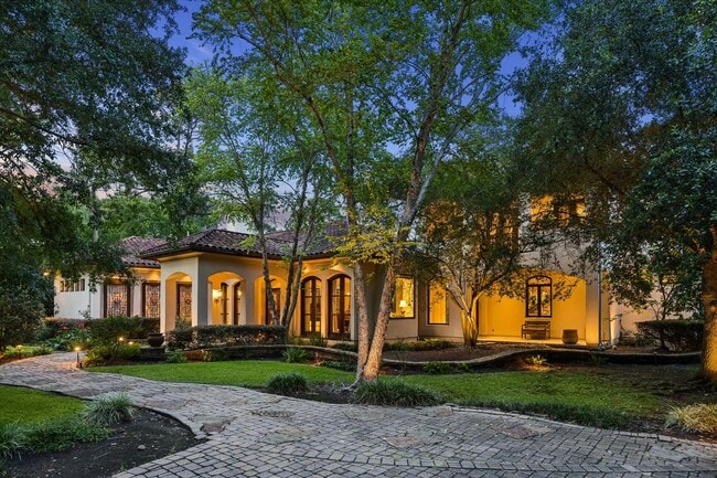 2 Lacewood Ln
